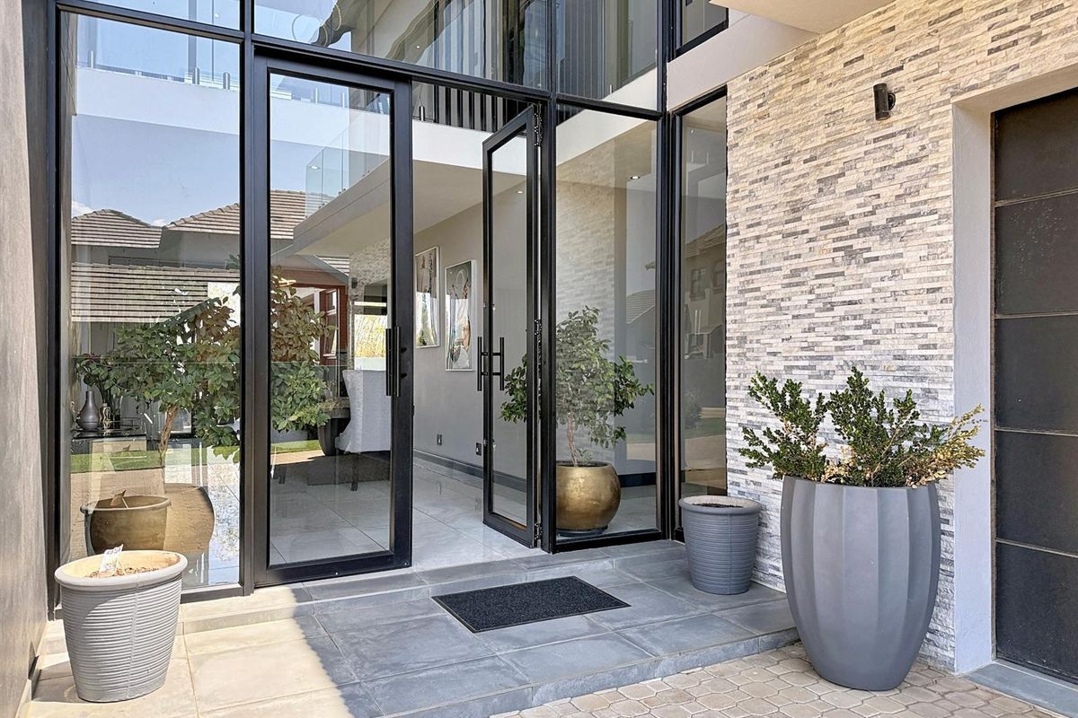 Elegant 5-Bedroom, 5.5 Bath Family Home - The Hills Game Reserve Estate, Pretoria East - Photo 4