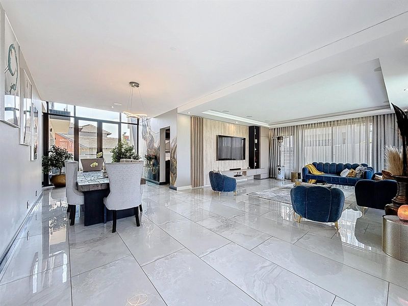 Elegant 5-Bedroom, 5.5 Bath Family Home - The Hills Game Reserve Estate, Pretoria East - Photo 8