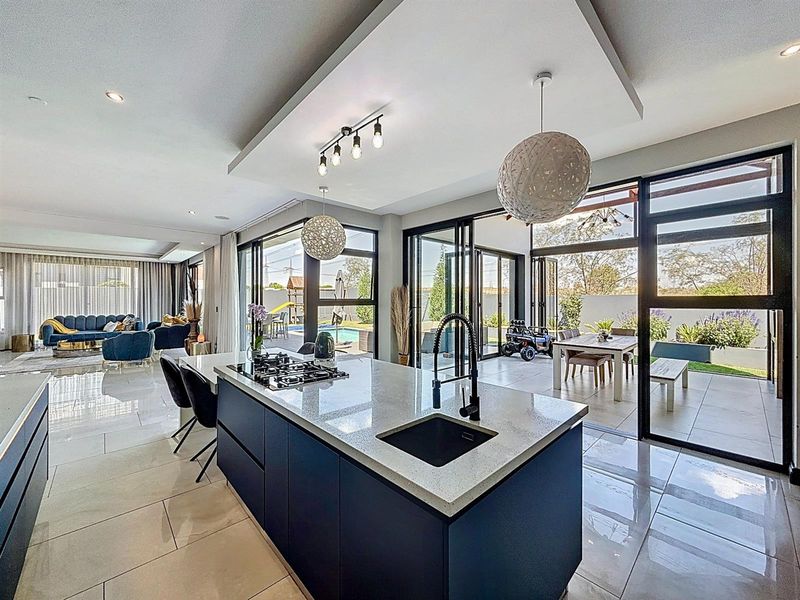 Elegant 5-Bedroom, 5.5 Bath Family Home - The Hills Game Reserve Estate, Pretoria East - Photo 3