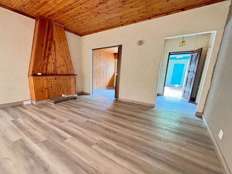 Prestigious Stadium-Area Family Home with Subdivision Potential and Income-Generating Flatle - Photo 10