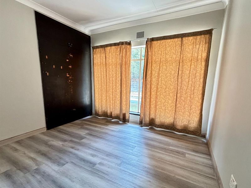 Prestigious Stadium-Area Family Home with Subdivision Potential and Income-Generating Flatle - Photo 9