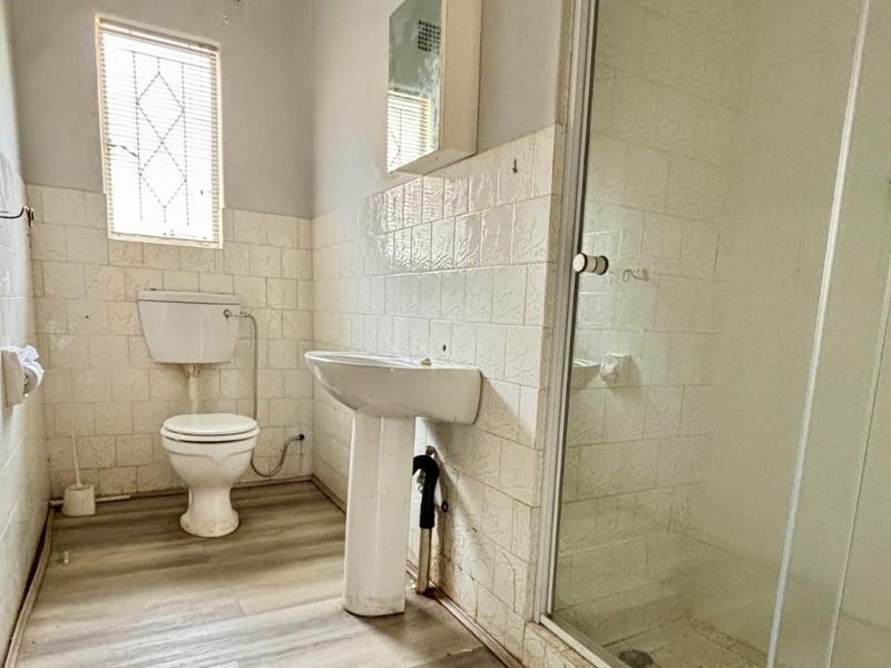 Prestigious Stadium-Area Family Home with Subdivision Potential and Income-Generating Flatle - Photo 8