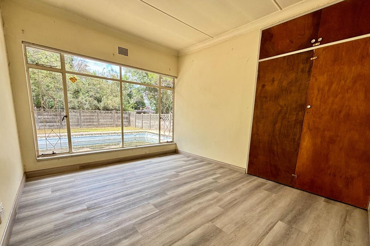 Prestigious Stadium-Area Family Home with Subdivision Potential and Income-Generating Flatle - Photo 4