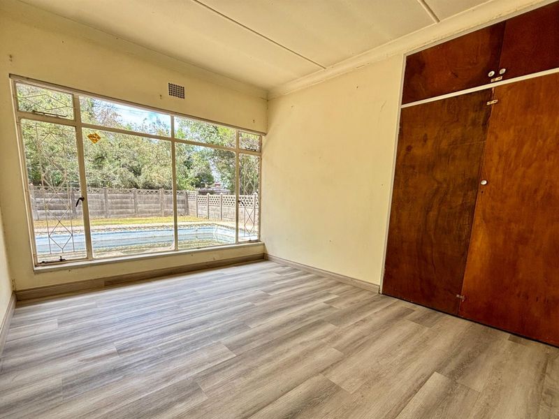 Prestigious Stadium-Area Family Home with Subdivision Potential and Income-Generating Flatle - Photo 4