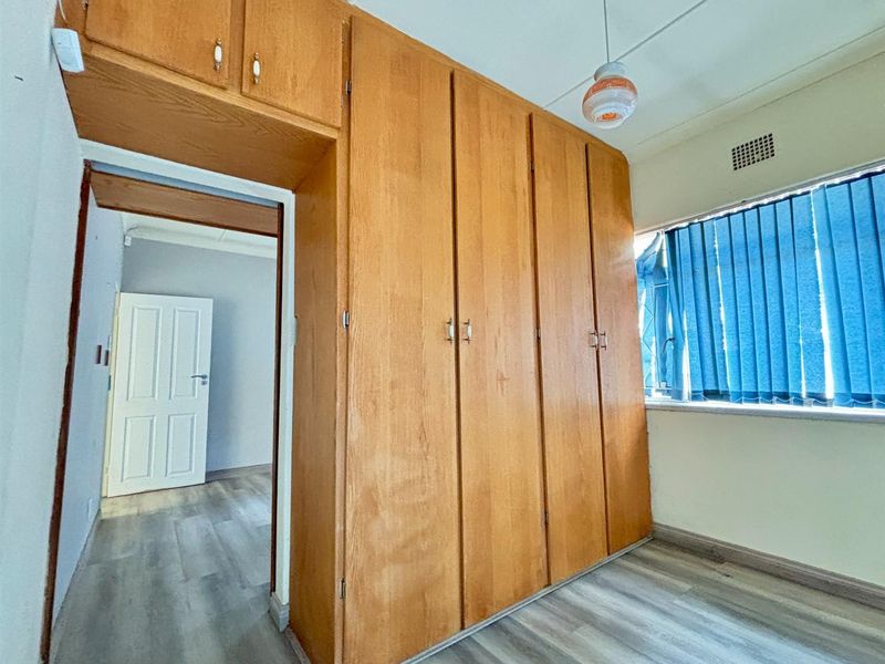 Prestigious Stadium-Area Family Home with Subdivision Potential and Income-Generating Flatle - Photo 5