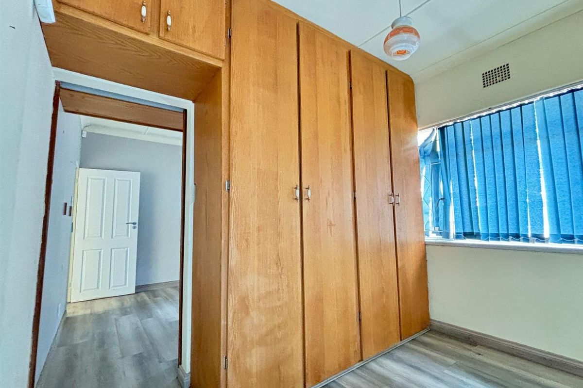 Prestigious Stadium-Area Family Home with Subdivision Potential and Income-Generating Flatle - Photo 5