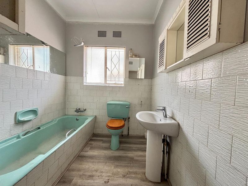 Prestigious Stadium-Area Family Home with Subdivision Potential and Income-Generating Flatle - Photo 7