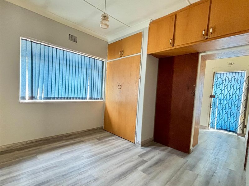 Prestigious Stadium-Area Family Home with Subdivision Potential and Income-Generating Flatle - Photo 6