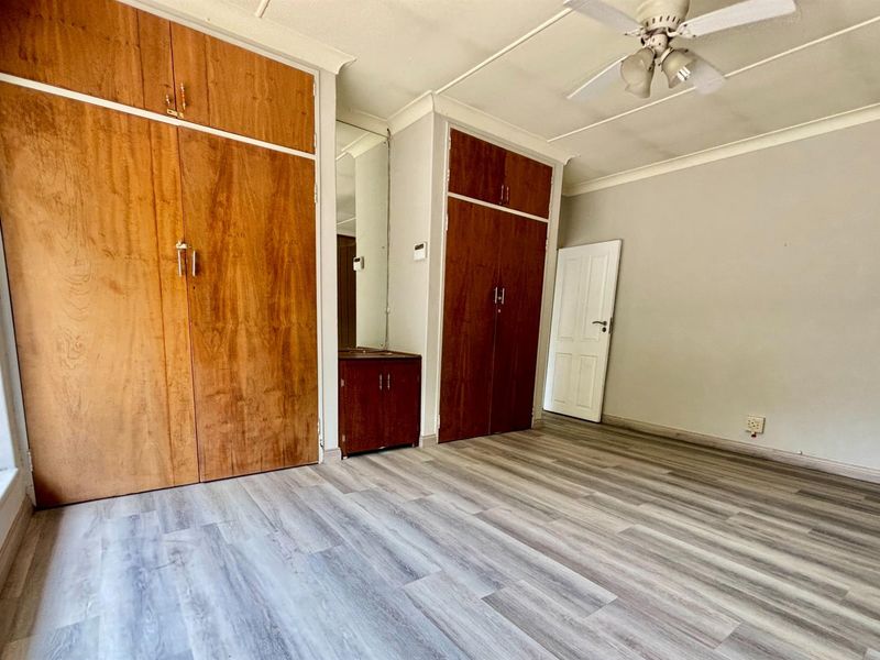 Prestigious Stadium-Area Family Home with Subdivision Potential and Income-Generating Flatle - Photo 3