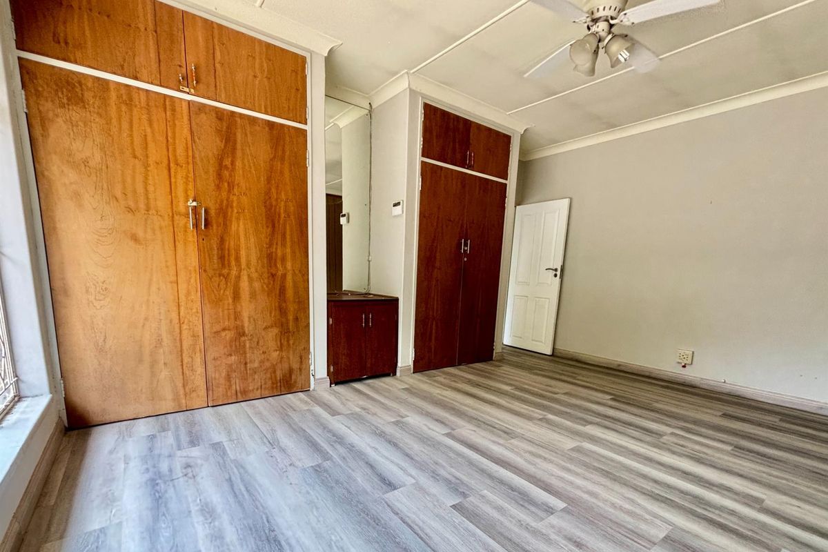 Prestigious Stadium-Area Family Home with Subdivision Potential and Income-Generating Flatle - Photo 3