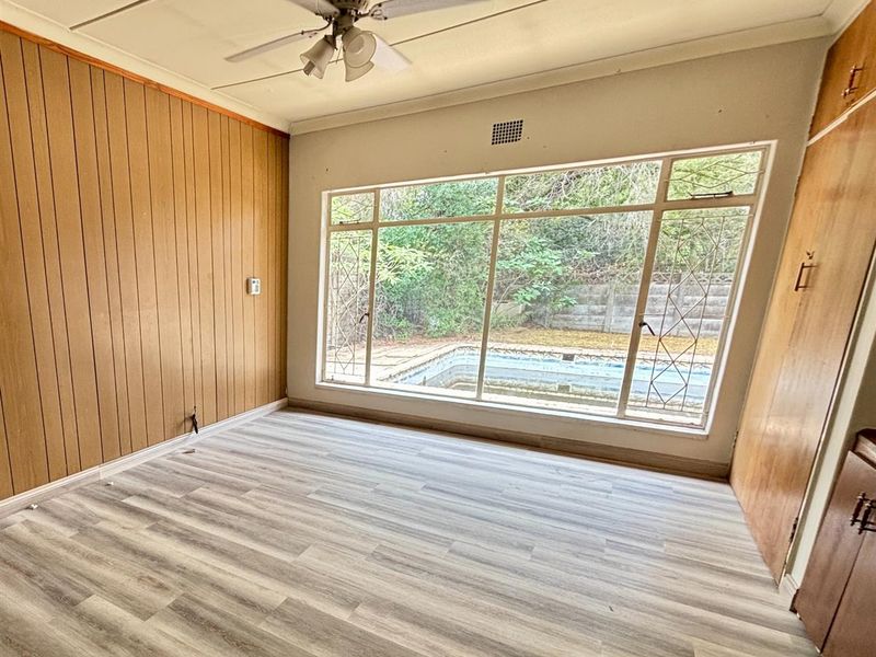 Prestigious Stadium-Area Family Home with Subdivision Potential and Income-Generating Flatle - Photo 2