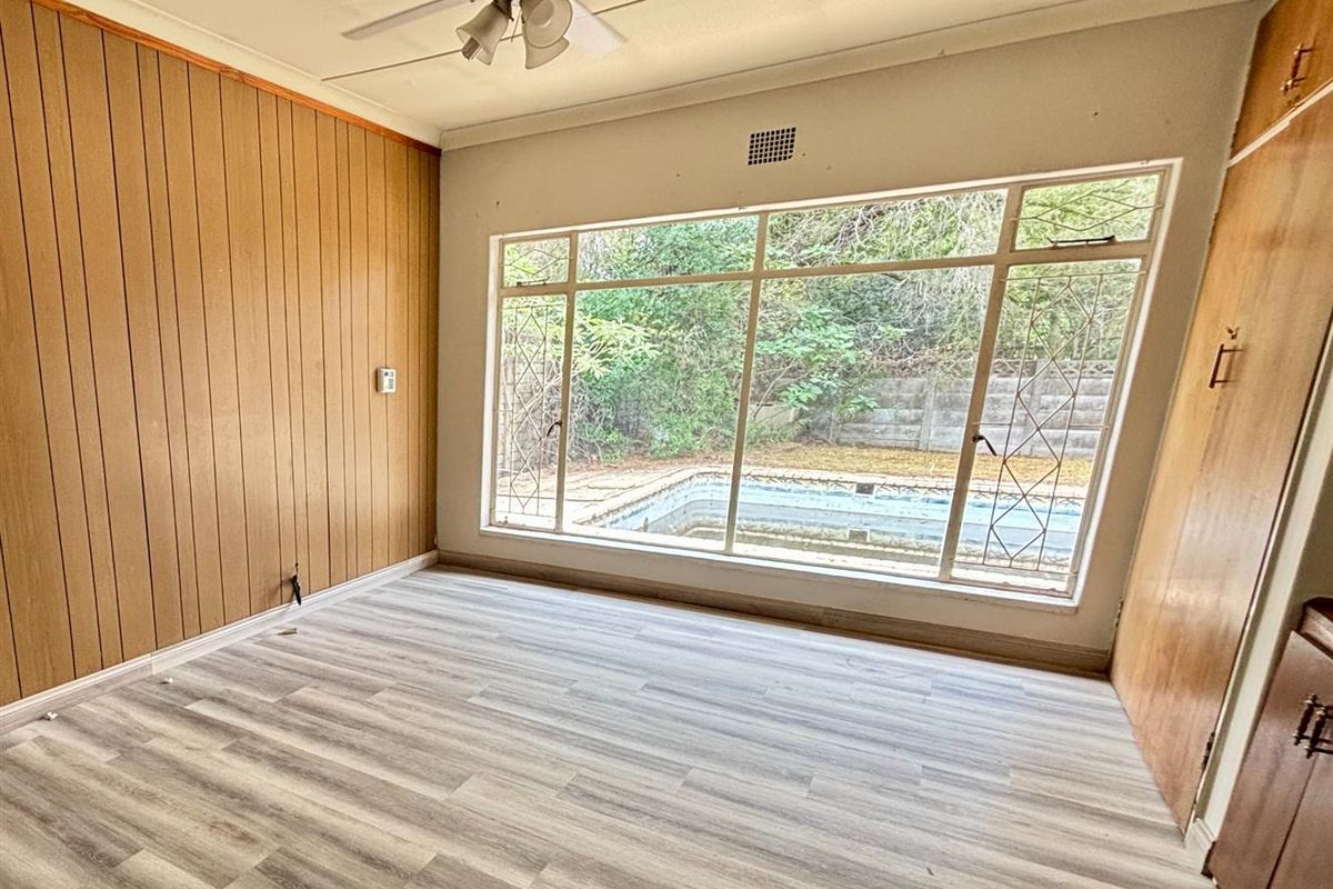 Prestigious Stadium-Area Family Home with Subdivision Potential and Income-Generating Flatle - Photo 2