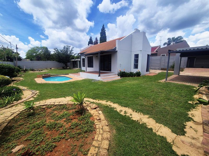 House For Sale in Douglasdale, Sandton - Photo 2
