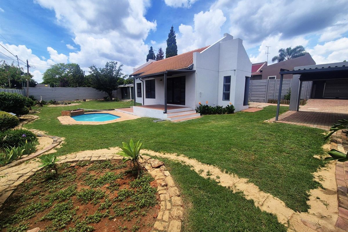 House For Sale in Douglasdale, Sandton - Photo 2