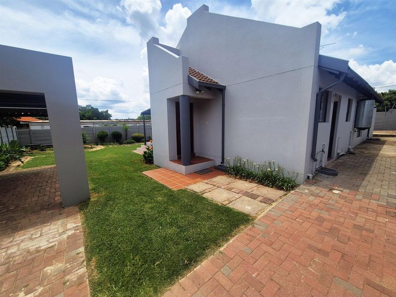 House For Sale in Douglasdale, Sandton - Photo 4