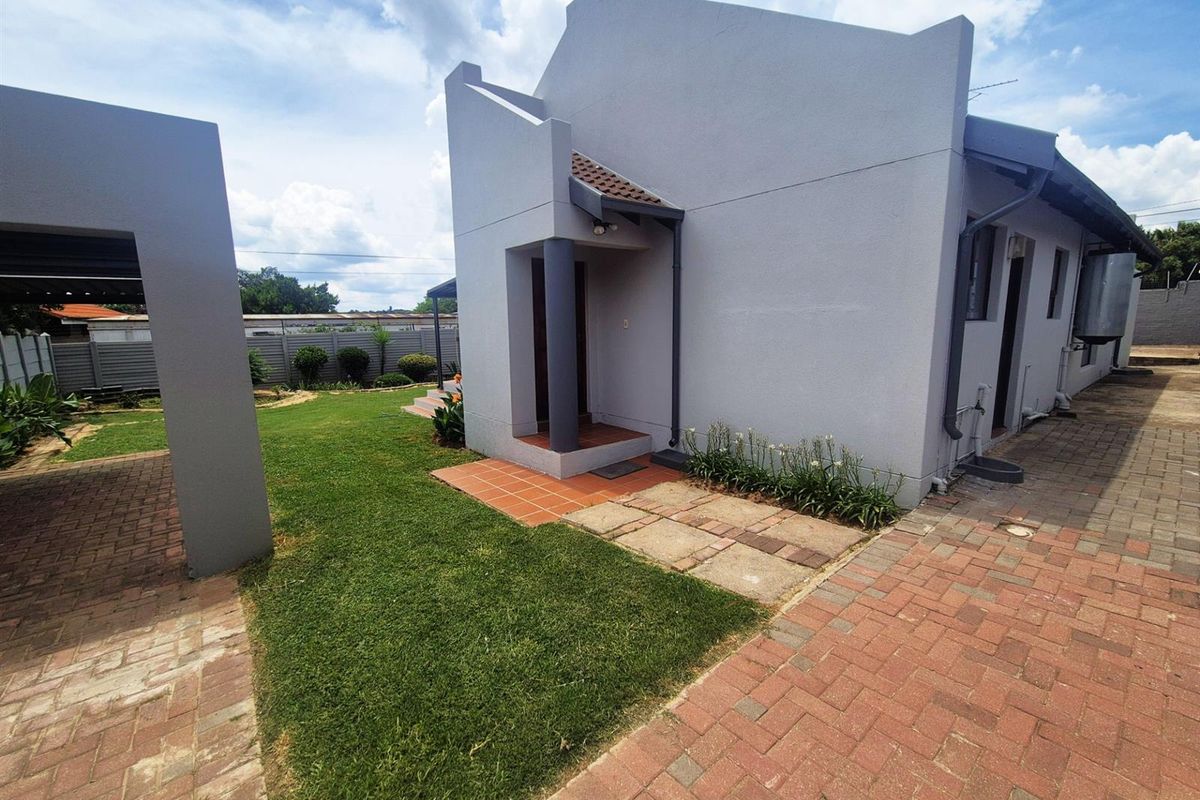 House For Sale in Douglasdale, Sandton - Photo 4