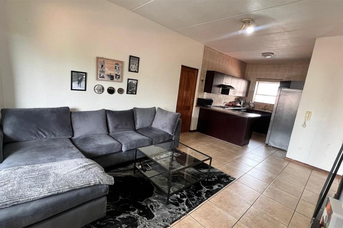 Spacious 2-Bedroom Apartment in Westwood Way - Photo 2