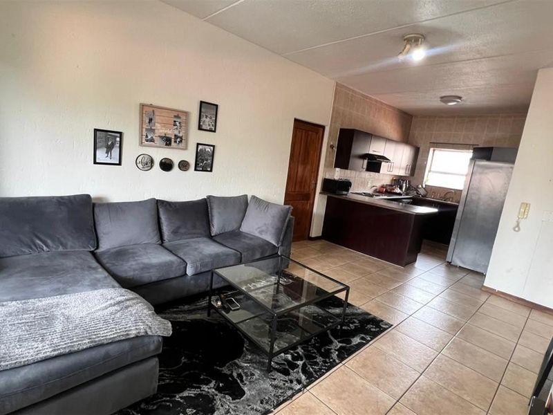 Spacious 2-Bedroom Apartment in Westwood Way - Photo 2