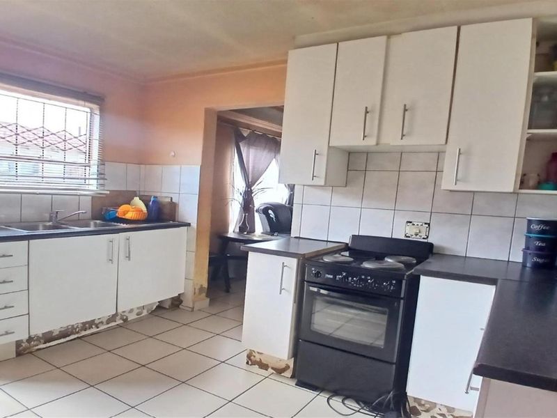 4-Bedroom Standalone Home for Sale in Roundebult - R640,000 - Photo 2