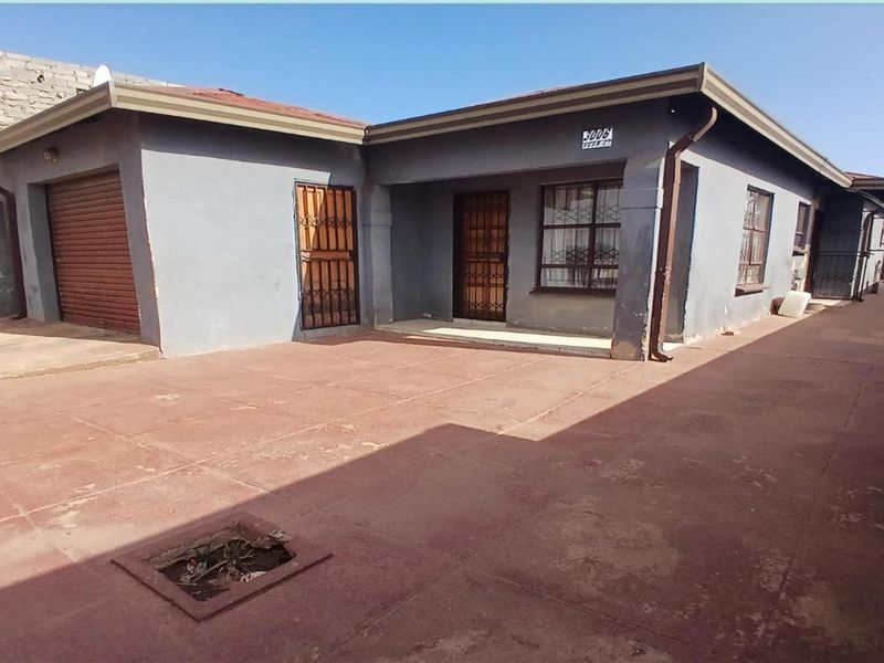4-Bedroom Standalone Home for Sale in Roundebult - R640,000 - Photo 1
