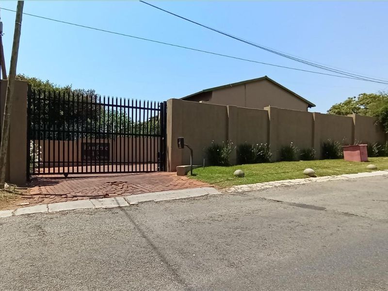 3-Bedroom Apartment for Sale in Ferndale, Randburg R1,055,000 - Photo 1