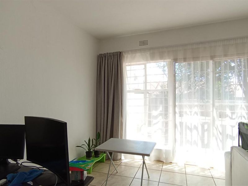 3-Bedroom Apartment for Sale in Ferndale, Randburg R1,055,000 - Photo 5