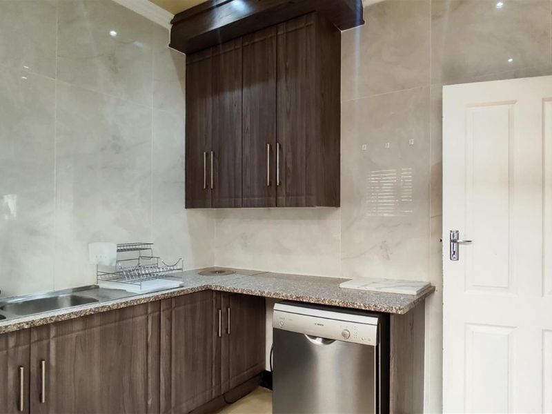 Spacious Apartment for Sale on Clarke Street, Rynfield - R3,490,000 - Photo 10