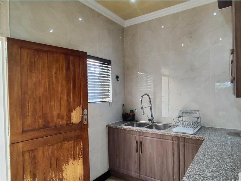 Spacious Apartment for Sale on Clarke Street, Rynfield - R3,490,000 - Photo 9