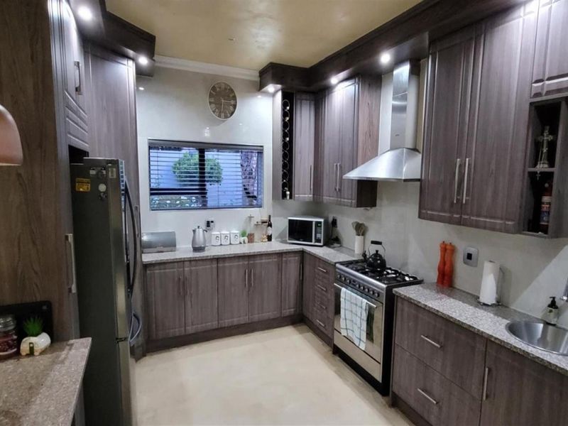 Spacious Apartment for Sale on Clarke Street, Rynfield - R3,490,000 - Photo 5