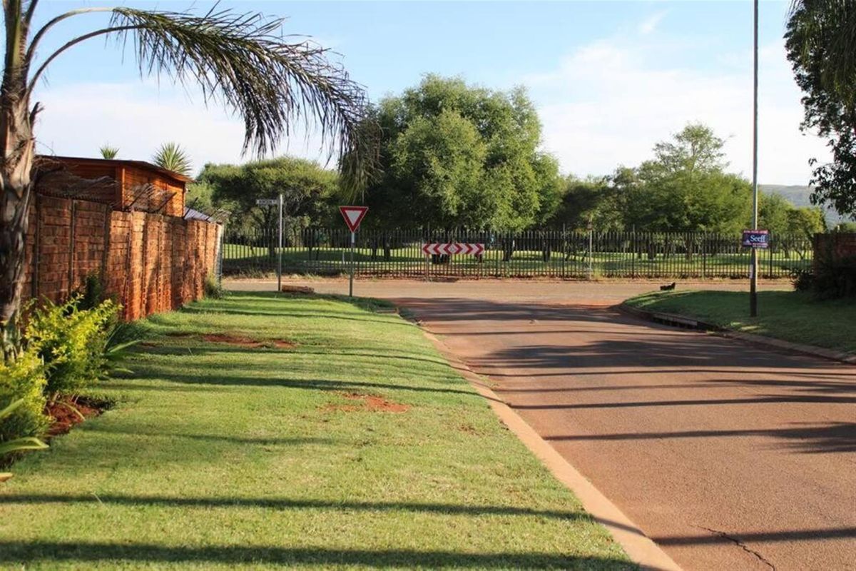 2 House For Sale in Hesteapark Ext 4, Akasia - Photo 4