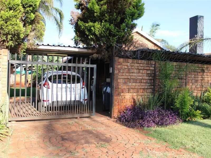 2 House For Sale in Hesteapark Ext 4, Akasia - Photo 3