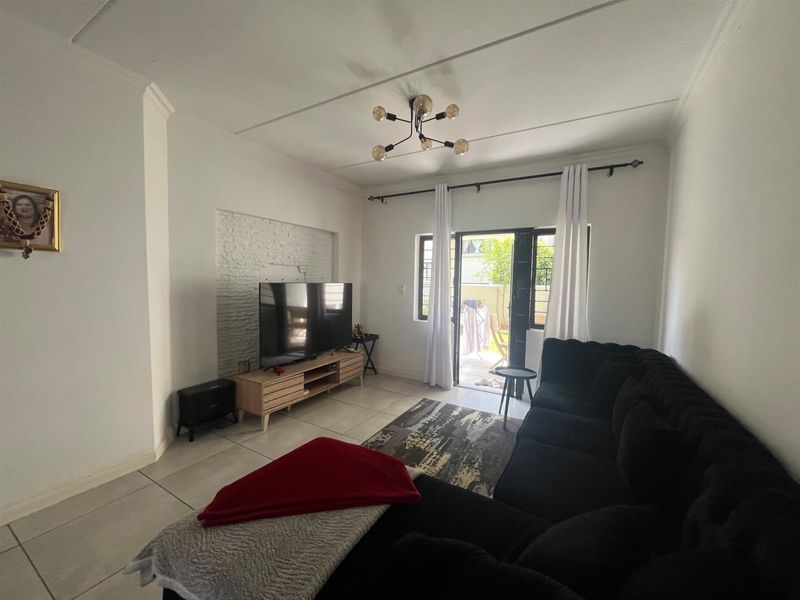 Beautiful 2-Bedroom Ground floor Garden Unit | Perfect Starter Home or Investment - Photo 8