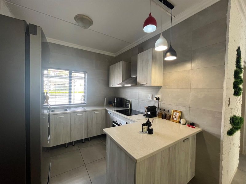 Beautiful 2-Bedroom Ground floor Garden Unit | Perfect Starter Home or Investment - Photo 3