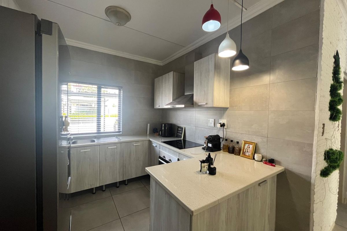 Beautiful 2-Bedroom Ground floor Garden Unit | Perfect Starter Home or Investment - Photo 3