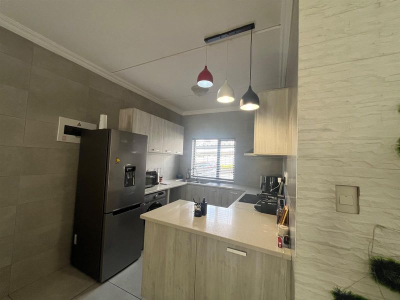 Beautiful 2-Bedroom Ground floor Garden Unit | Perfect Starter Home or Investment - Photo 4