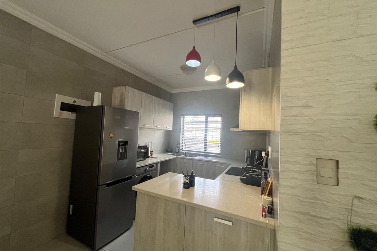 Beautiful 2-Bedroom Ground floor Garden Unit | Perfect Starter Home or Investment - Photo 4