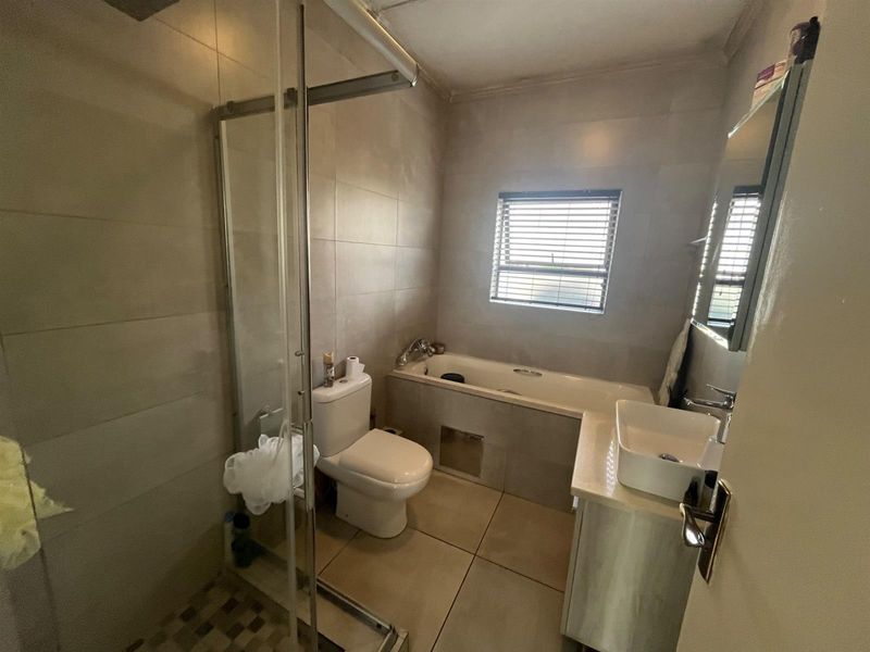 Beautiful 2-Bedroom Ground floor Garden Unit | Perfect Starter Home or Investment - Photo 10