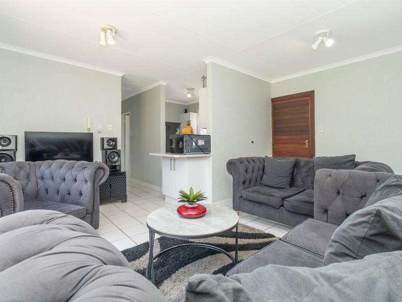 Charming 3 Bedroom Cluster in Sought After Bromhof Complex - Photo 9