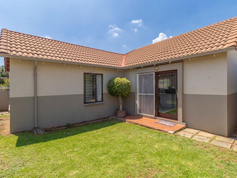 Charming 3 Bedroom Cluster in Sought After Bromhof Complex - Photo 3