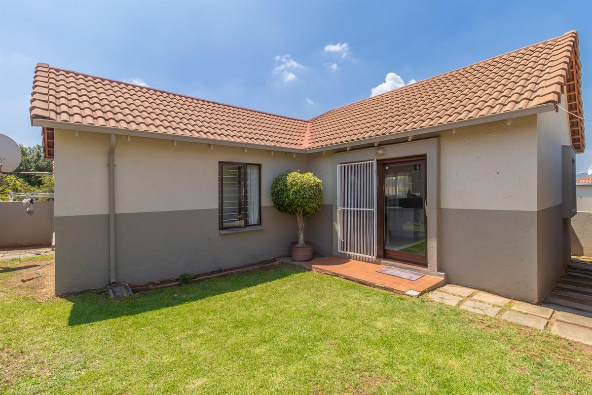 Charming 3 Bedroom Cluster in Sought After Bromhof Complex - Photo 3