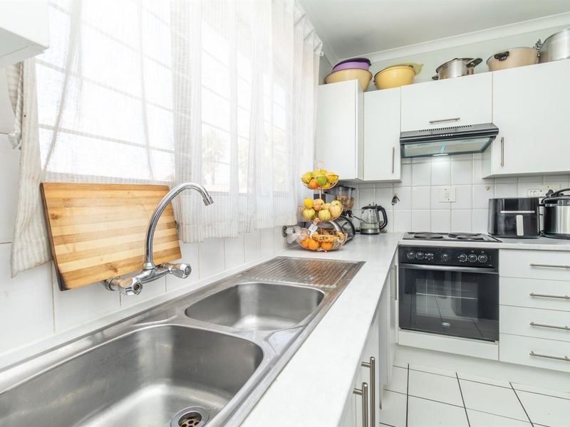 Charming 3 Bedroom Cluster in Sought After Bromhof Complex - Photo 5