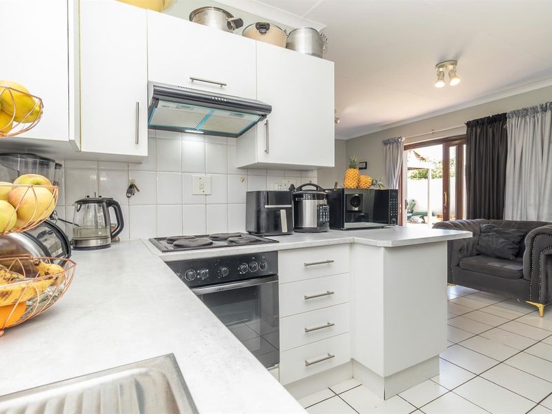 Charming 3 Bedroom Cluster in Sought After Bromhof Complex - Photo 7