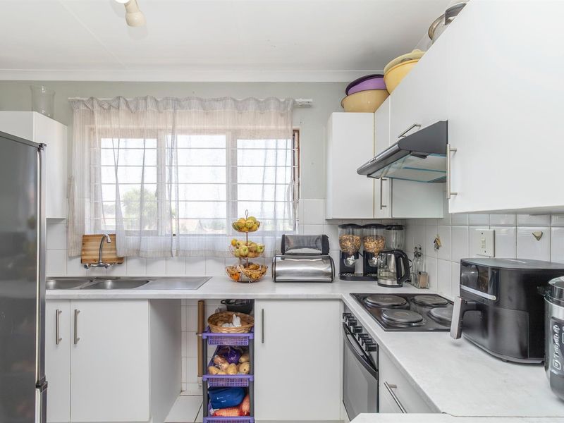 Charming 3 Bedroom Cluster in Sought After Bromhof Complex - Photo 6