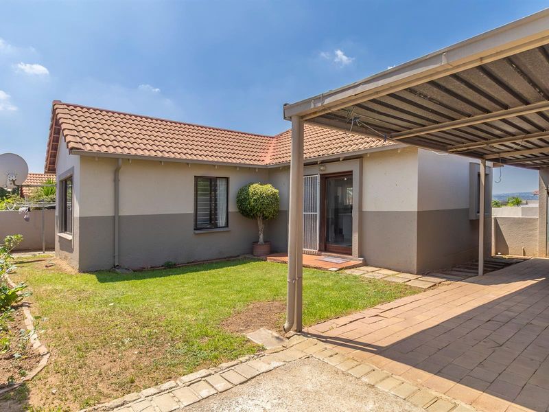 Charming 3 Bedroom Cluster in Sought After Bromhof Complex - Photo 2