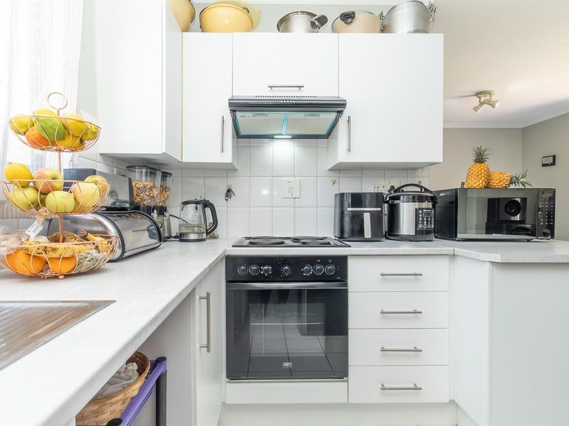 Charming 3 Bedroom Cluster in Sought After Bromhof Complex - Photo 4