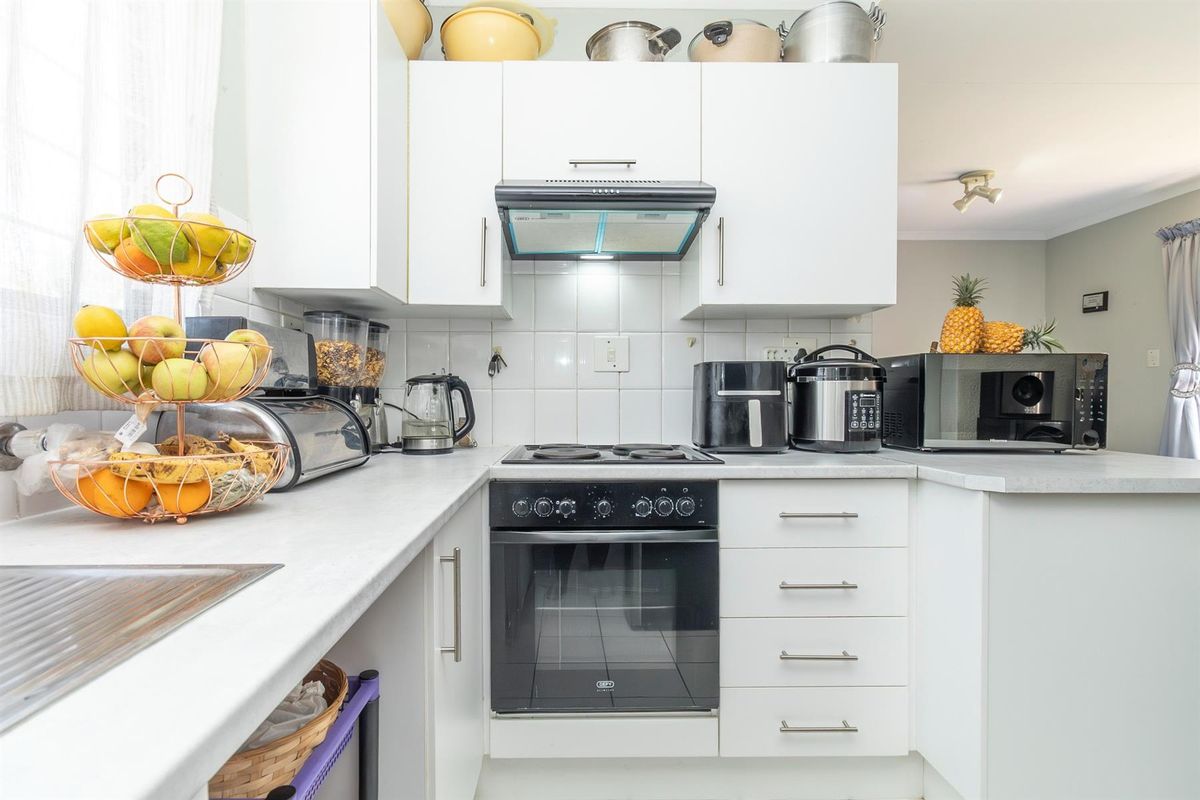 Charming 3 Bedroom Cluster in Sought After Bromhof Complex - Photo 4