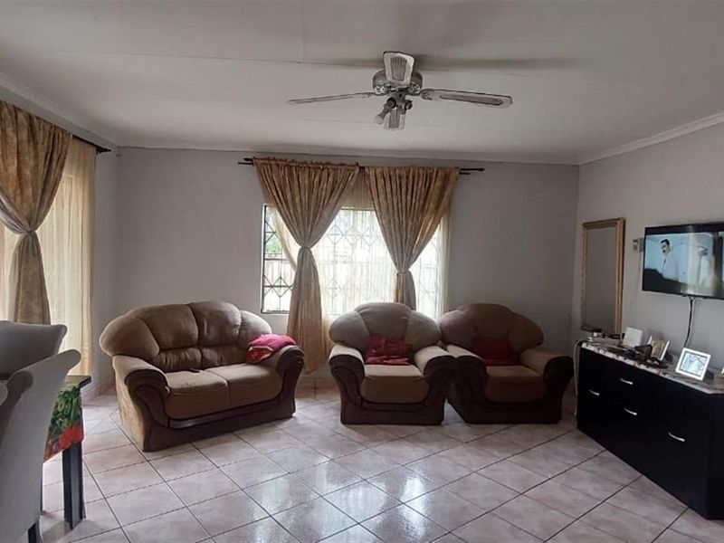 Spacious 4‐Bedroom Family Home with Open‐Plan Living - Photo 1