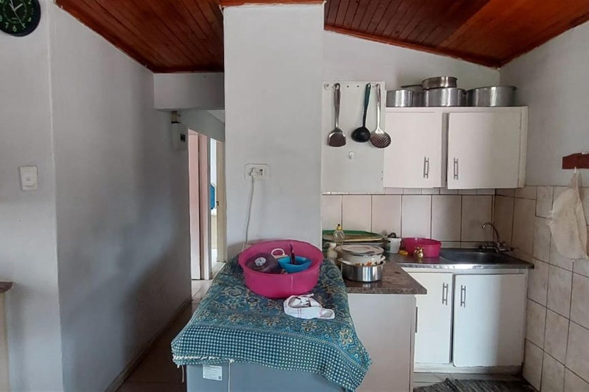 Spacious 4‐Bedroom Family Home with Open‐Plan Living - Photo 4