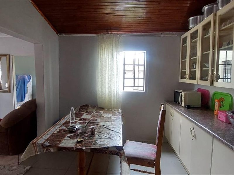 Spacious 4‐Bedroom Family Home with Open‐Plan Living - Photo 2