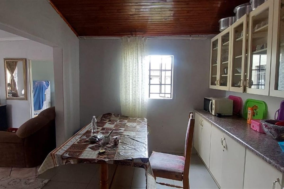 Spacious 4‐Bedroom Family Home with Open‐Plan Living - Photo 2